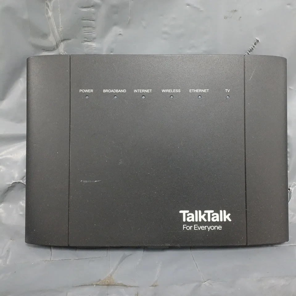 APPROXIMATELY 10 ASSORTED ELECTRICAL ITEMS TO INCLUDE TLK TALK WI-FI ROUTER, ETC