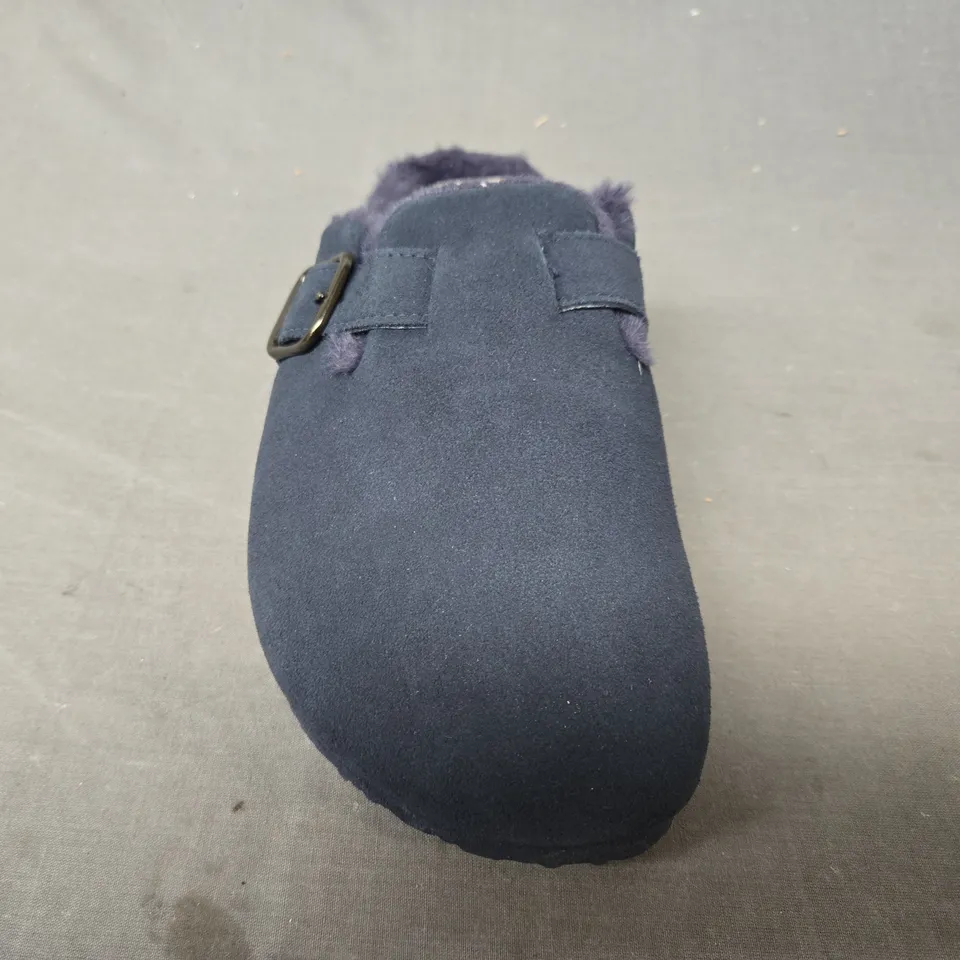 PAIR OF THE WHITE COMPANY MEN'S SUEDE MULE SLIPPERS IN NAVY SIZE MEDIUM (9-10)