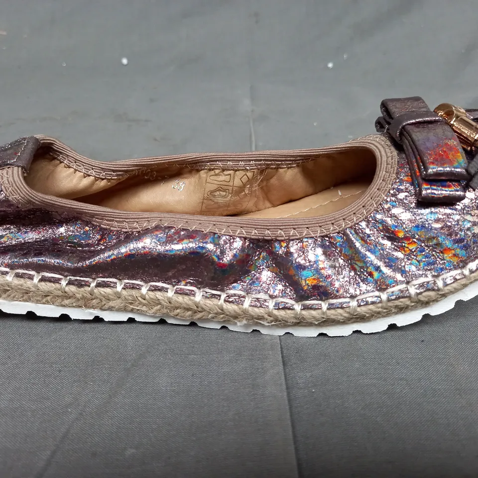 BOX OF APPROXIMATELY 10 APPLES FOOTWEAR SHOES IN A SILVER SHINY COLOUR - VARIOUS SIZES 