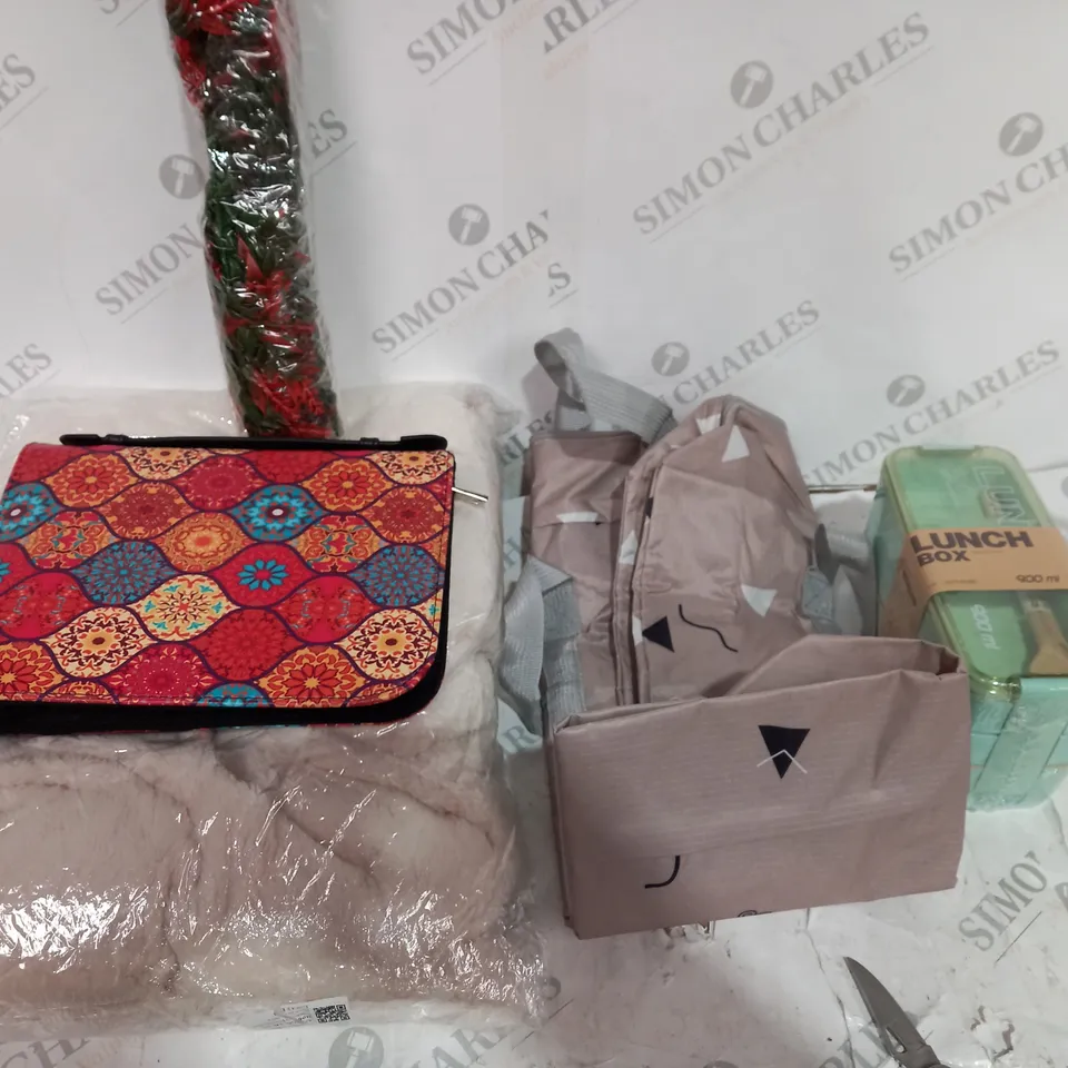 BOX OF ASSORTED ITEMS APPROXIMATELY 10 TO INCLUDE LUNCH BOX, CARRY PURSE, FAUX PLANTS ETC