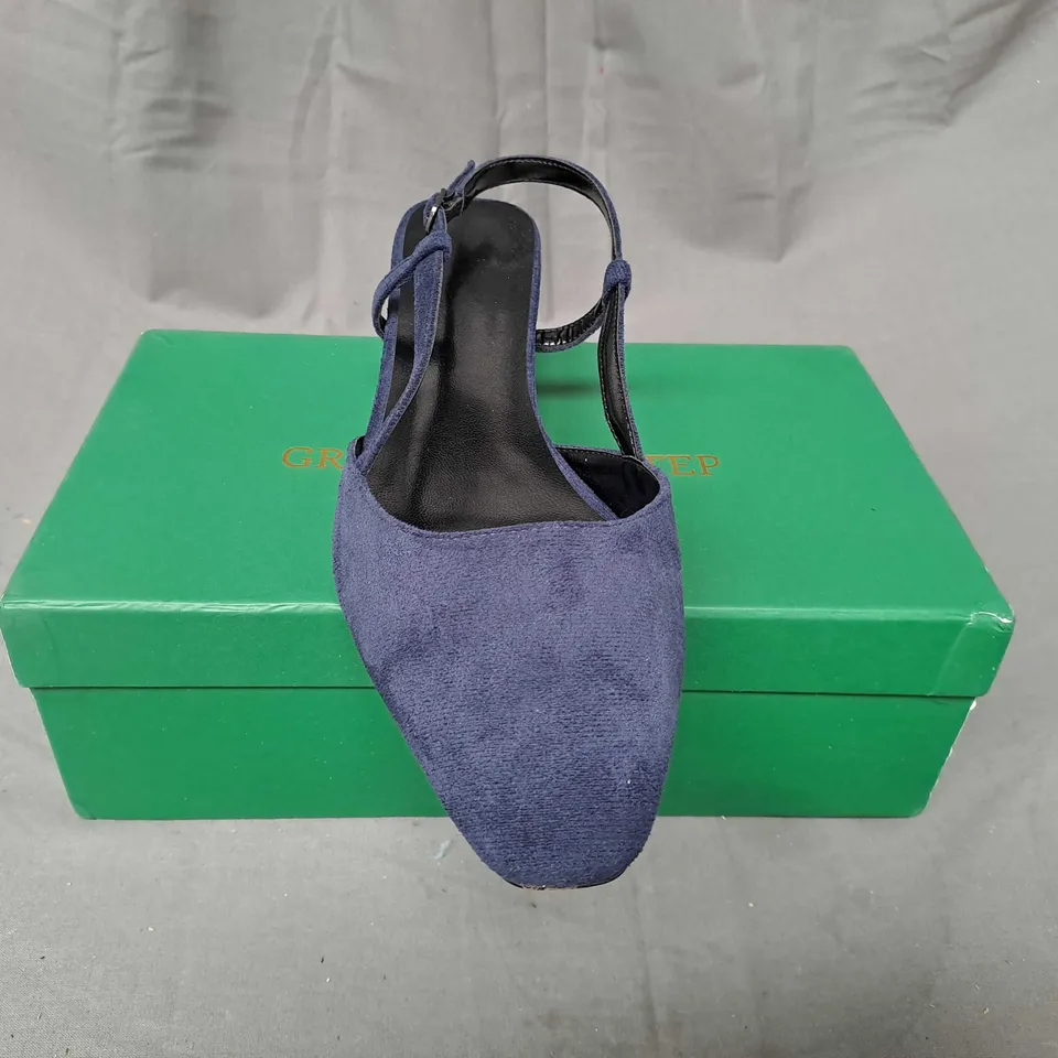 BOXED PAIR OF DESIGNER CLOSED TOE LOW HEEL SHOES IN NAVY EU SIZE 42