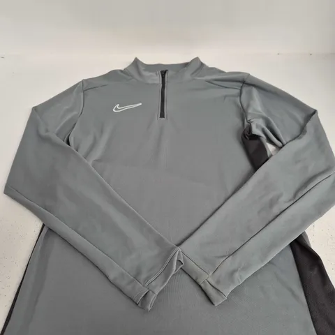 NIKE GREY QUARTER-ZIP TRAINING TOP – LONG SLEEVE - SIZE M