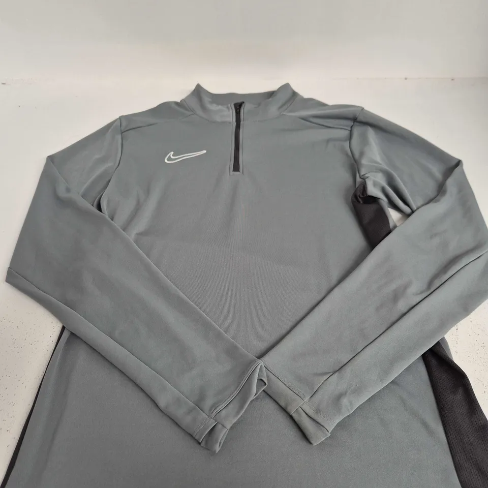NIKE GREY QUARTER-ZIP TRAINING TOP – LONG SLEEVE - SIZE M