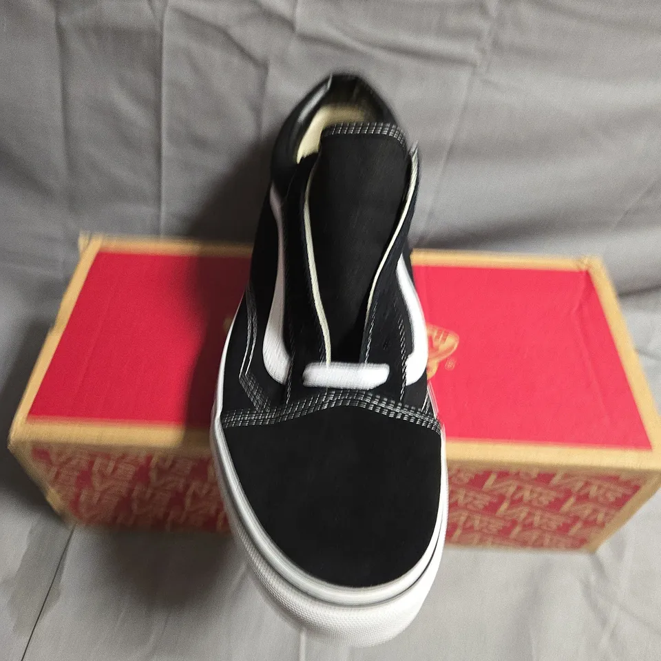 BOXED PAIR OF OLD SKOOL VANS - UK SIZE 9.5