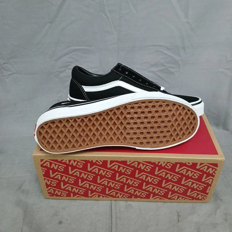 BOXED PAIR OF VANS OLD SKOOL BLACK/WHITE SNEAKERS – UK 5.0