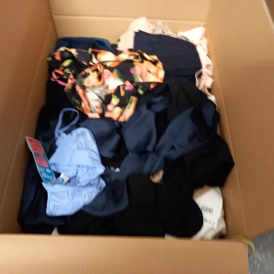 LARGE QUANTITY OF ASSORTED CLOTHING ITEMS TO INCLUDE H&M, DICKIES AND ZARA