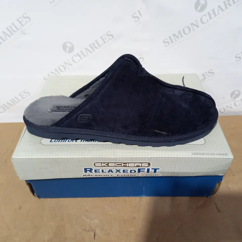 BOXED PAIR OF SKECHERS SLIPPERS - SIZE 11