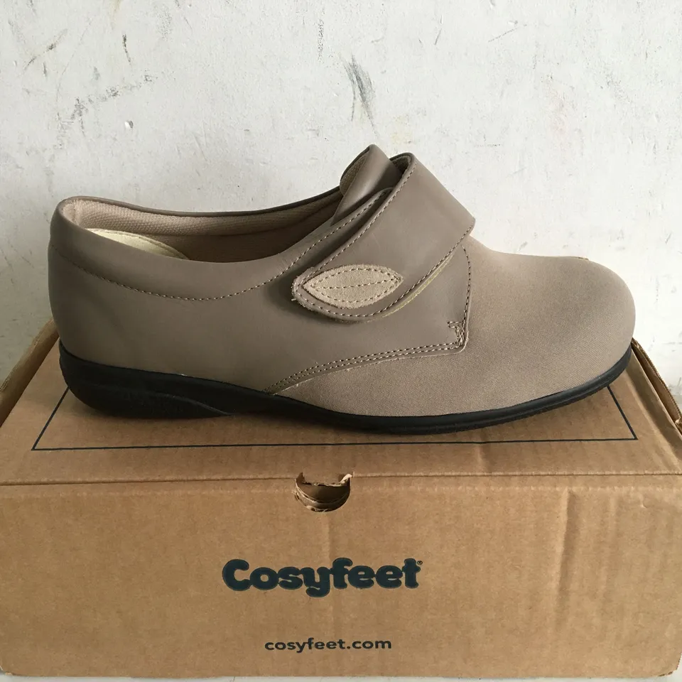 BOXED PAIR OF SIZE 7 COSYFEET FOOTWEAR 