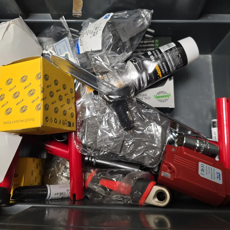 APPROXIMATELY 12 ASSORTED ITEMS TO INCLUDE - SCRATCH REMOVAL WAX , CLIP CHAIN ETC