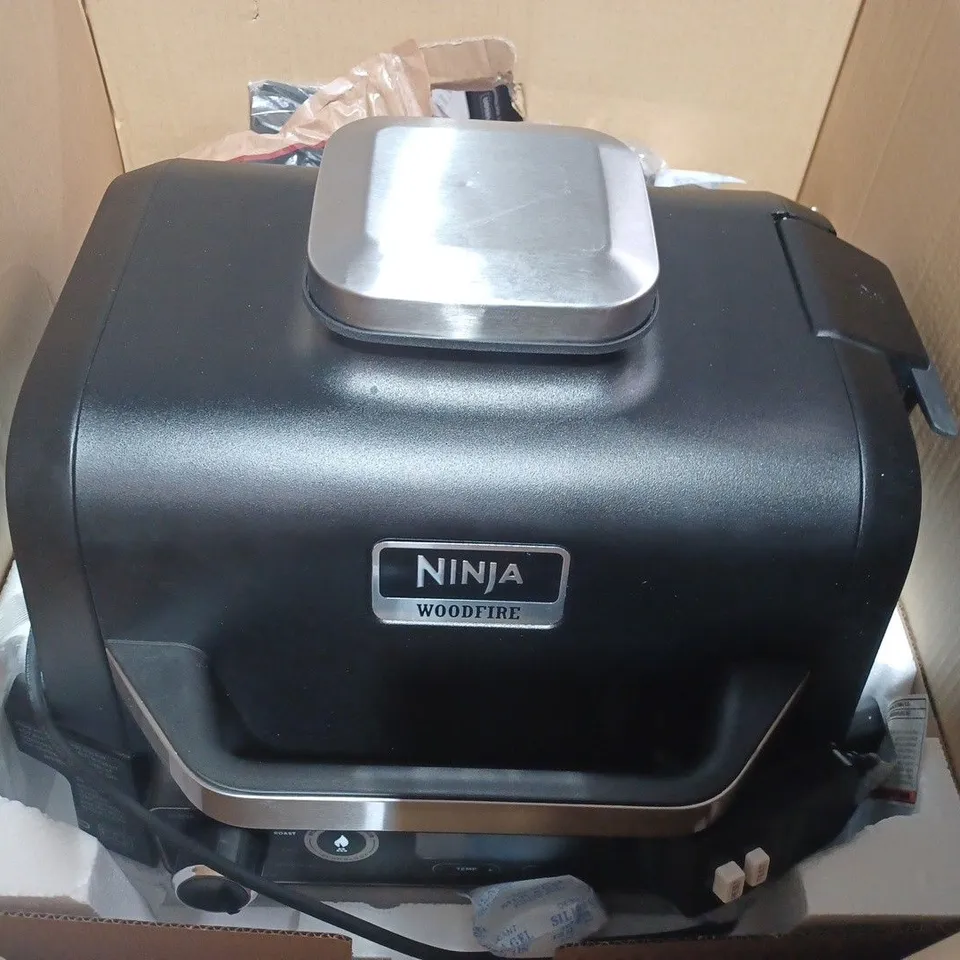 BOXED NINJA WOODFIRE ELECTRIC BBQ GRILL & SMOKER OG701UKQ
