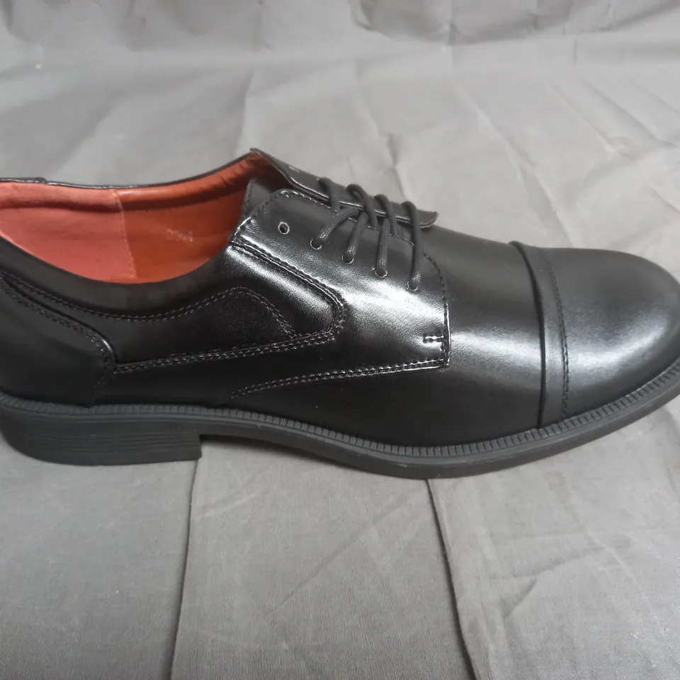 BOX OF APPROXIMATELY 10 BLACK ASHWOOD SHOES IN VARIOUS SIZES 