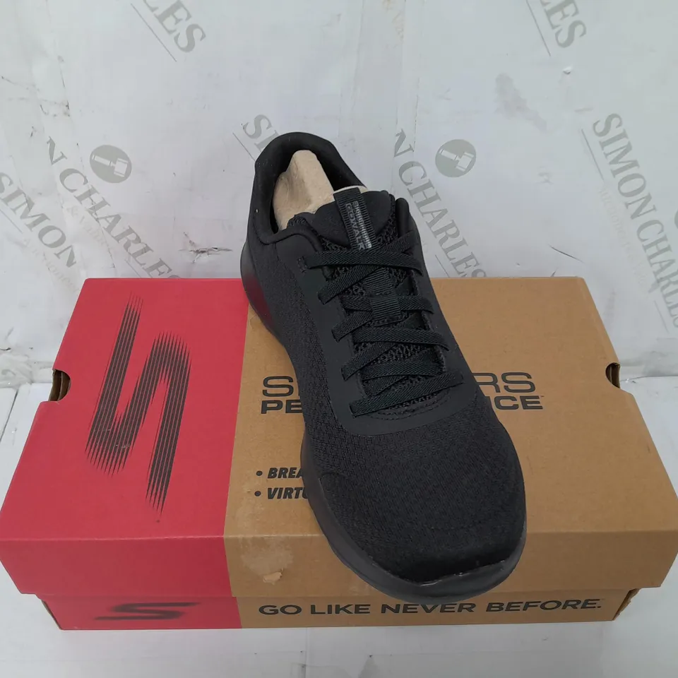 BOXED PAIR OF SKECHERS GO WALK TRAINERS IN BLACK SIZE 5
