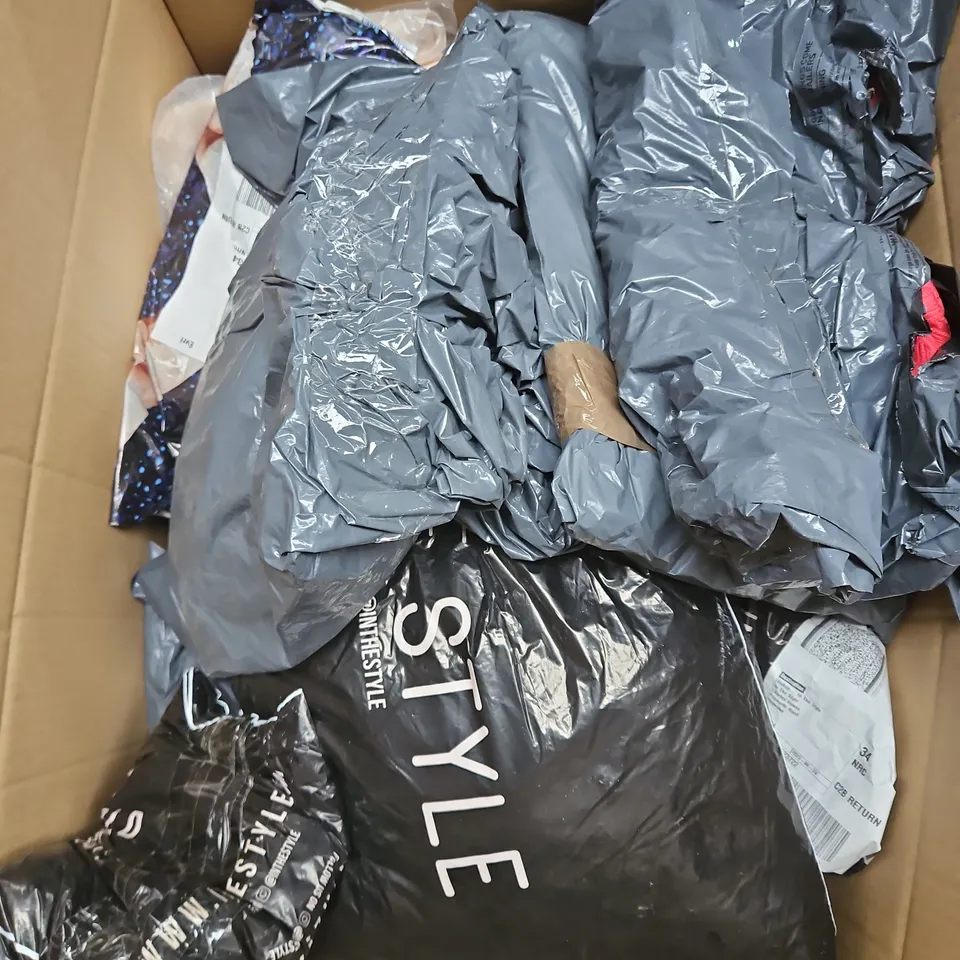 APPROXIMATELY 20 ASSORTED CLOTHING ITEMS IN VARIOUS STYLES AND SIZES 