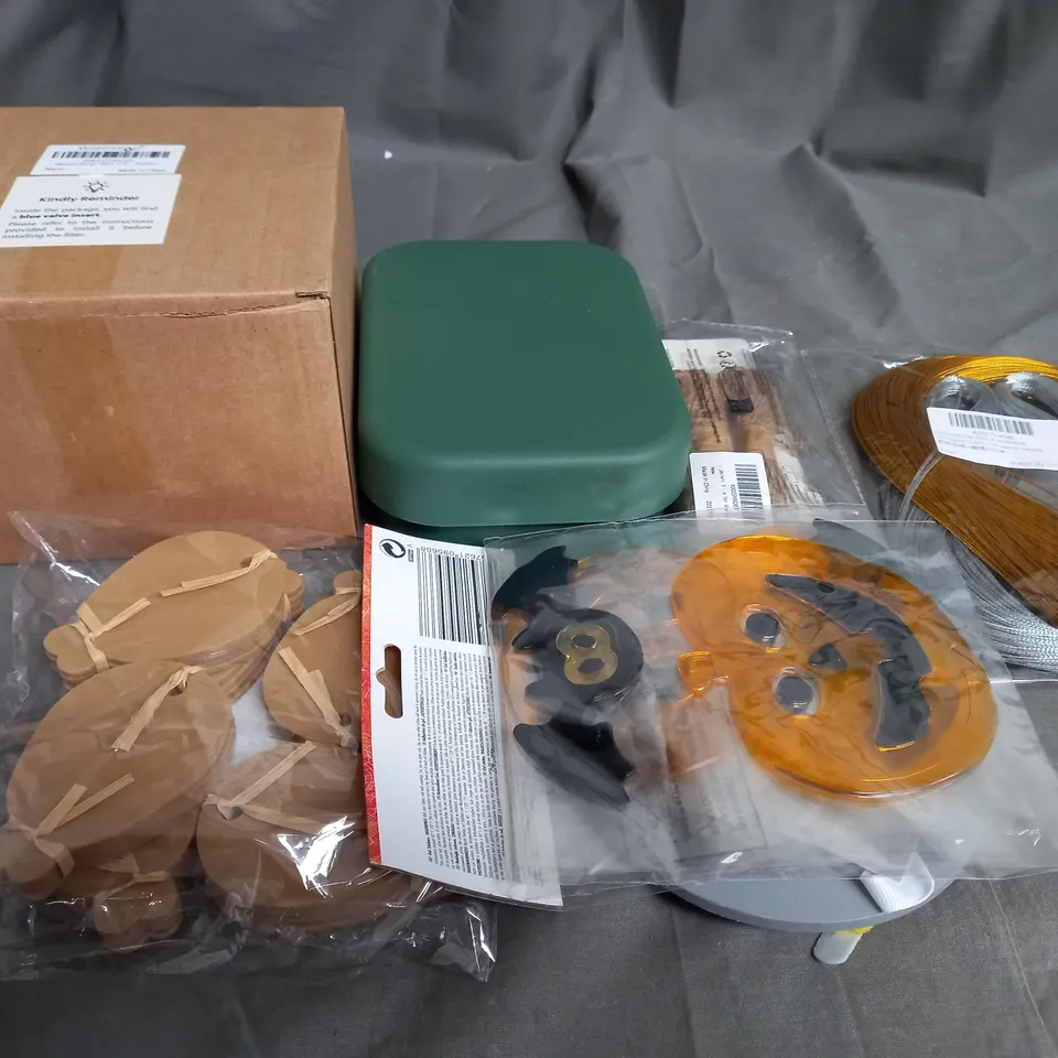 APPROXIMATELY 20 ASSORTED HOUSEHOLD ITEMS TO INCLUDE PARTY ACCESSORIES , CUTLERY SET , WOOL , ETC