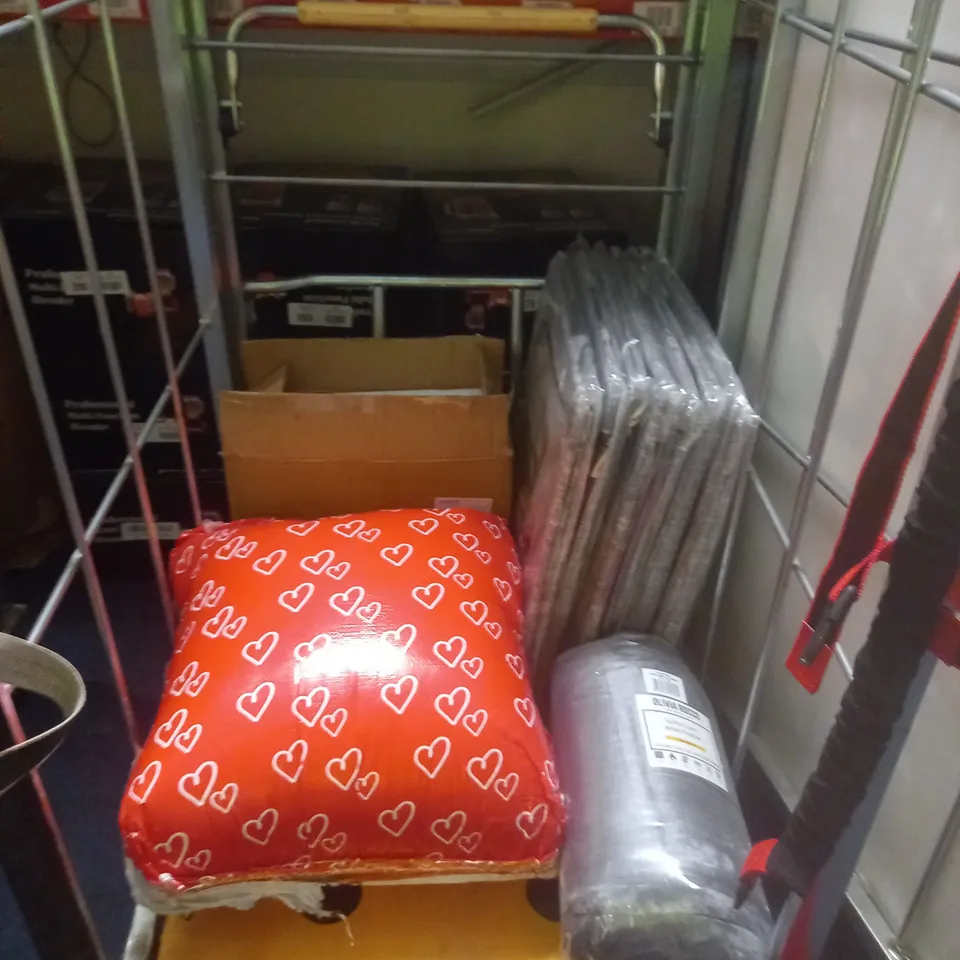 APPROXIMATELY 10 HOUSEHOLD ITEMS TO INCLUDE STORAGE CUBES, FLEECE THROWS AND FOOD STORAGE TUBS