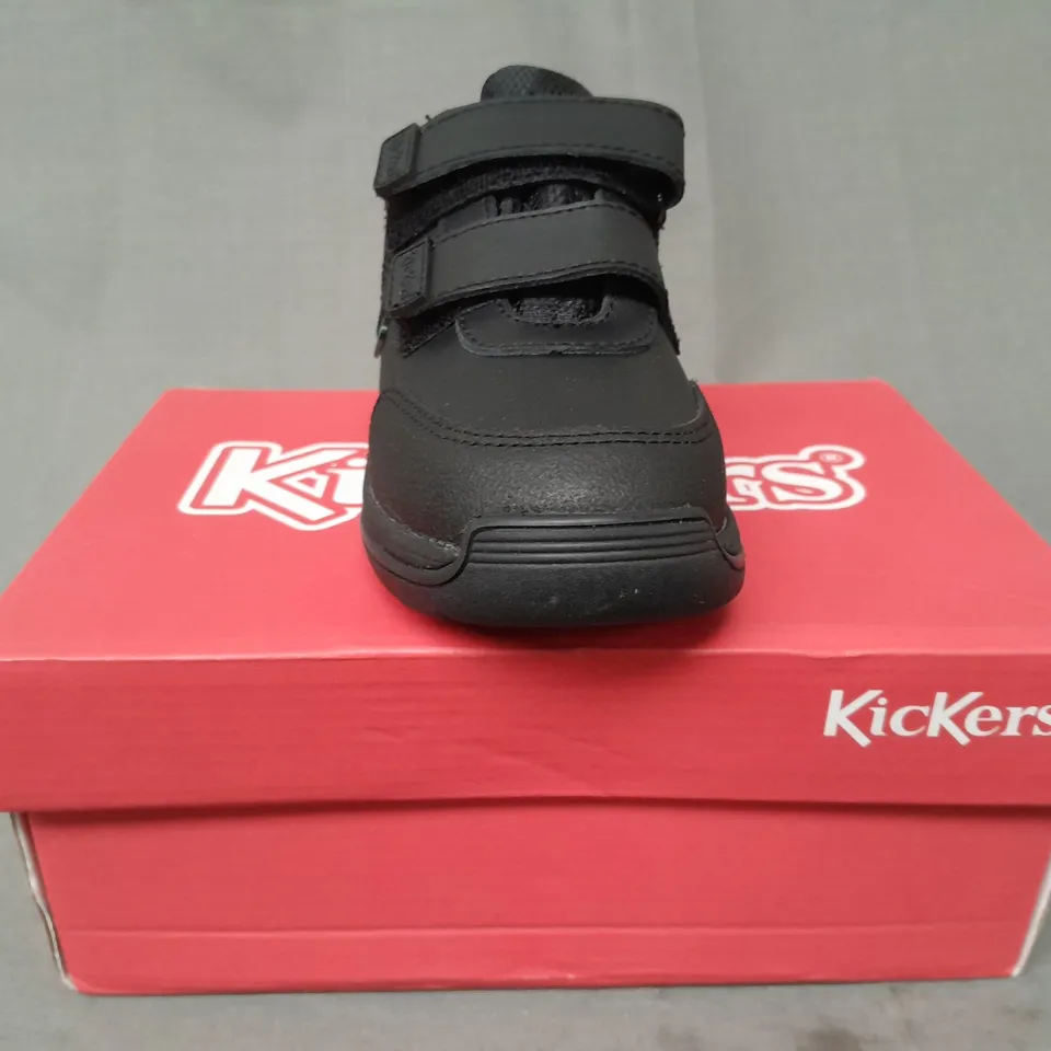 BOXED PAIR OF KICKERS KID'S STOMPER MID LEATHER SHOES IN BLACK EU SIZE 28