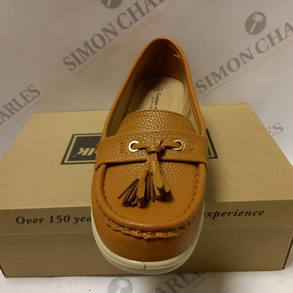 BOXED CUSHION WALK TASSLE LOAFERS, TAN - SIZE 5