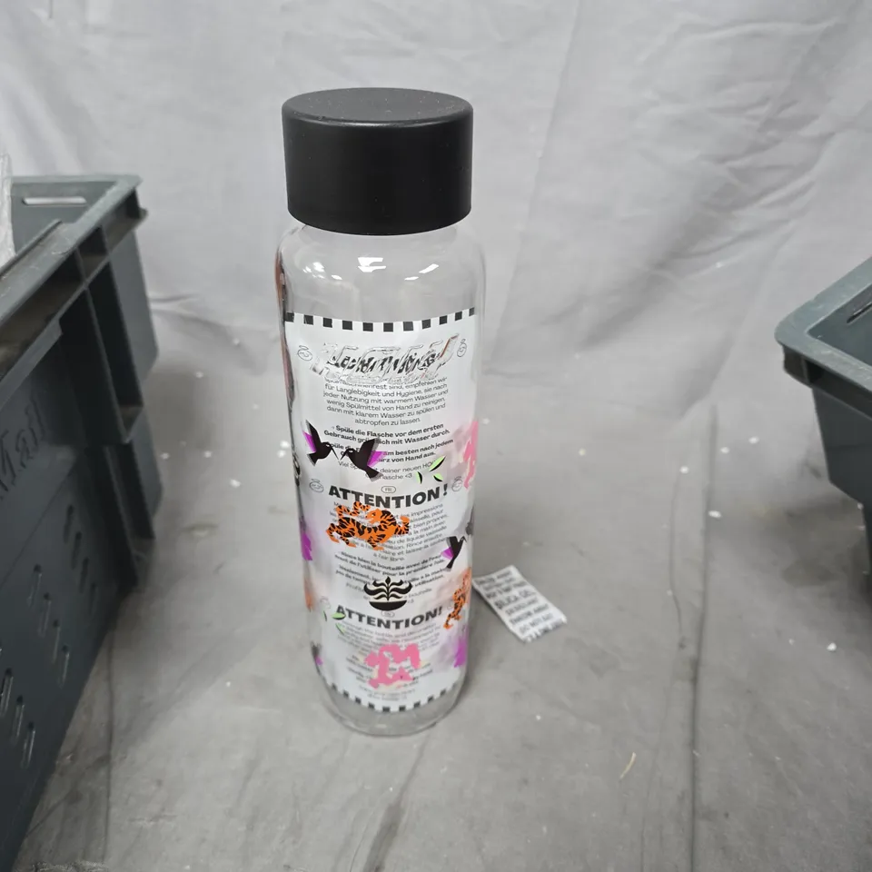 TOTE OF APPROXIMATELY 10 GLASS / CERAMIC ITEMS TO INCLUDE:GLASS BOTTLE AND THE BEATLES MUG