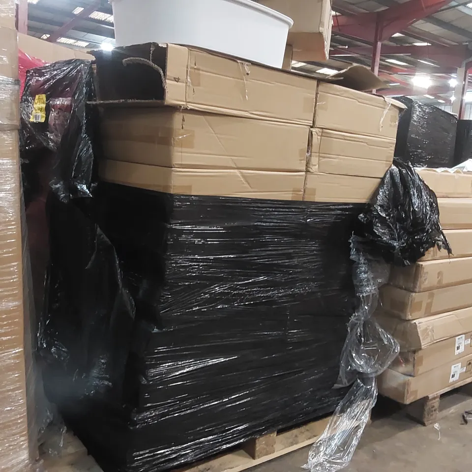 PALLET CONTAINING A VERY LARGE QUANTITY OF CAT LITTER TRAYS