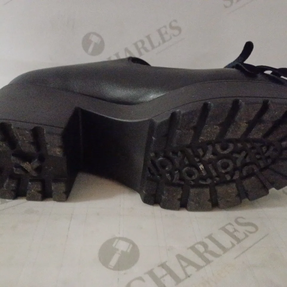 BOXED PAIR OF KOI WOMEN'S BLACK A SPIDERS CHOICE MARY JANES SIZE 6