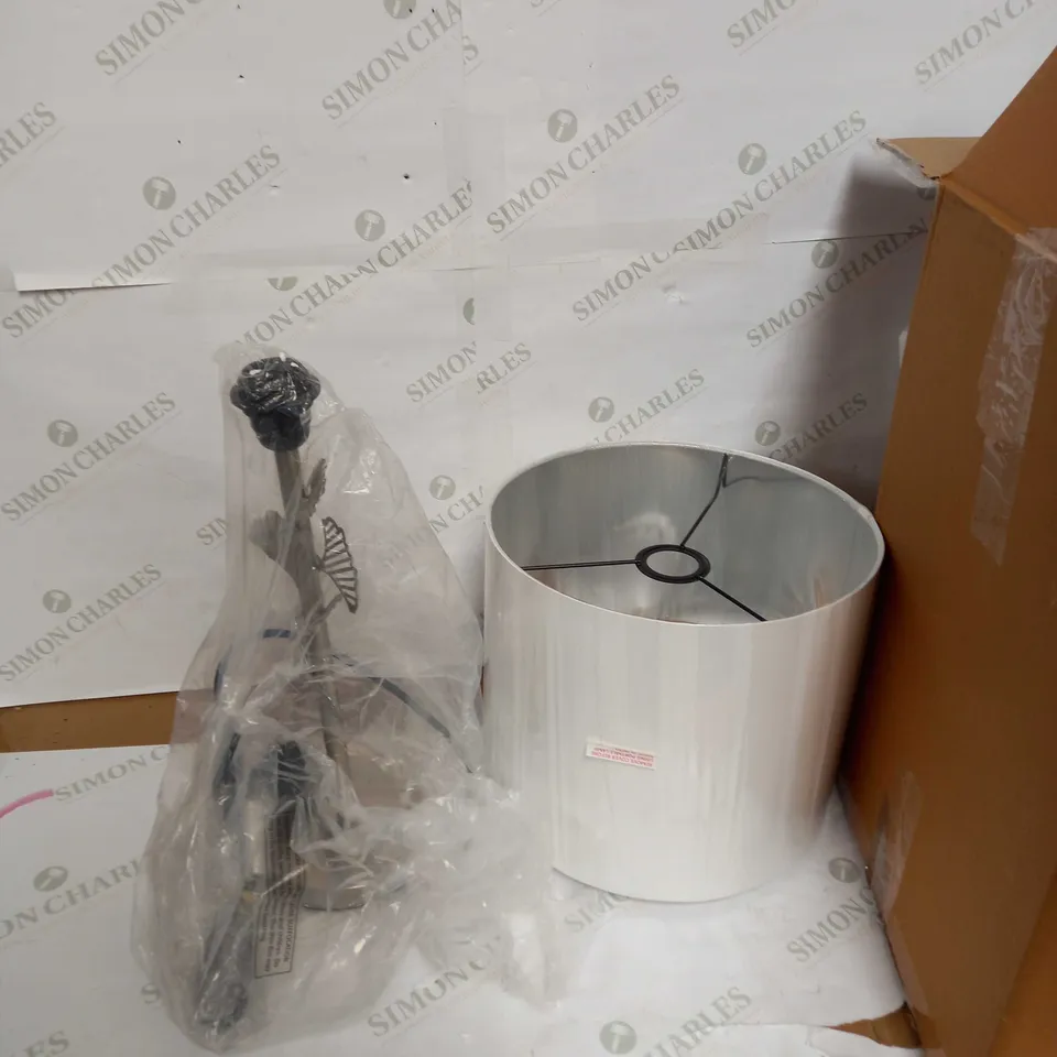 DESIGNER LEAF DETAL TABLE LAMP