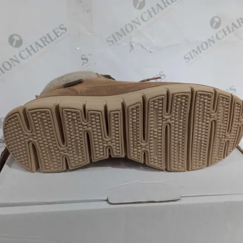 BOXED SKECHERS SYNERGY WARM TECH BOOTS, CHESTNUT - SIZE 5.5