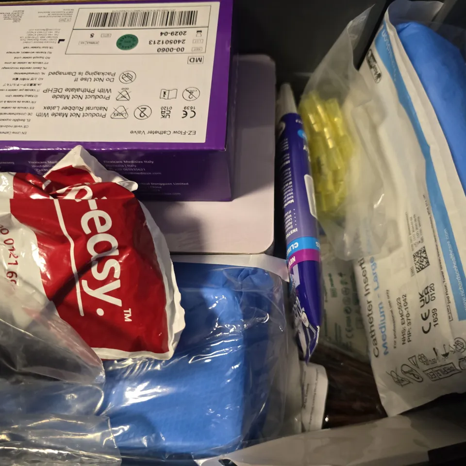 APPROXIMATELY 13 ASSORTED ITEMS TO INCLUDE - MOULD MAGIC , OTTER AIRTAG CASE , CABLE TIES ETC