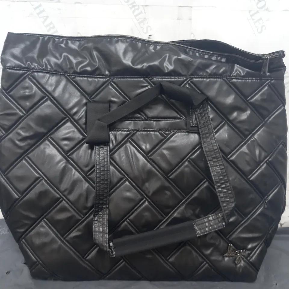 LUG XL TOTE BAG IN METALLIC BLACK