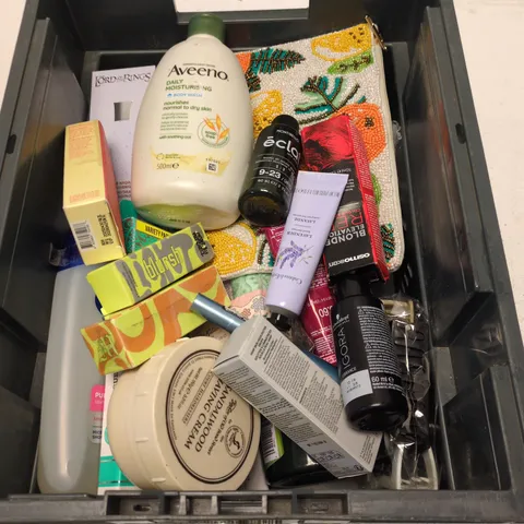 A BOX CONTAINING APPROXIMATELY 15 COSMETIC ITEMS INCLUDING MASCARA, BODY WASH, SANDALWOOD SHAVING CREAM ETC.