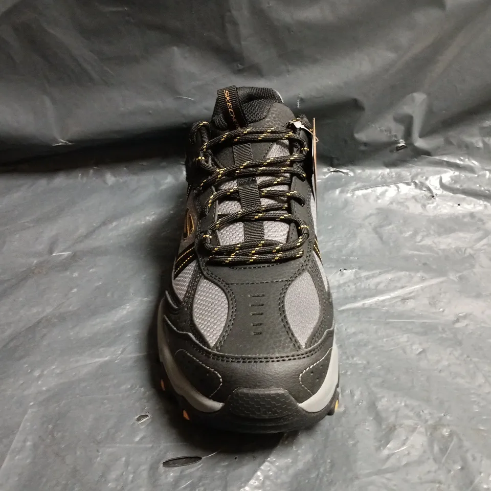 PAIR OF SKECHERS TRAINERS IN BLACK/GREY SIZE UK 8