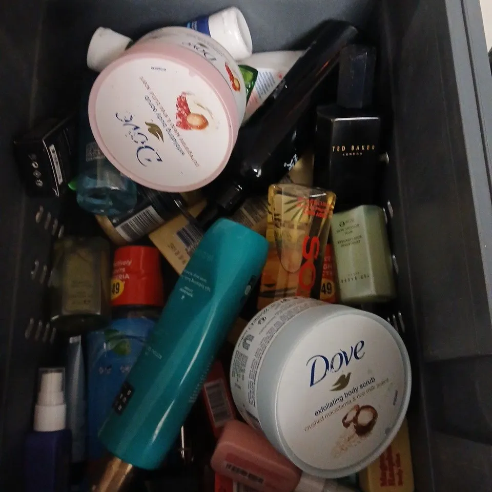 APPROXIMATEY 20 ASSORTED HEALTH AND BEAUTY PRODUCTS TO INCLUDE - COLGATE MOUTHWASH - TED BAKER BODY SPRAY AND MMUK MAN BPDY MOISTURISER