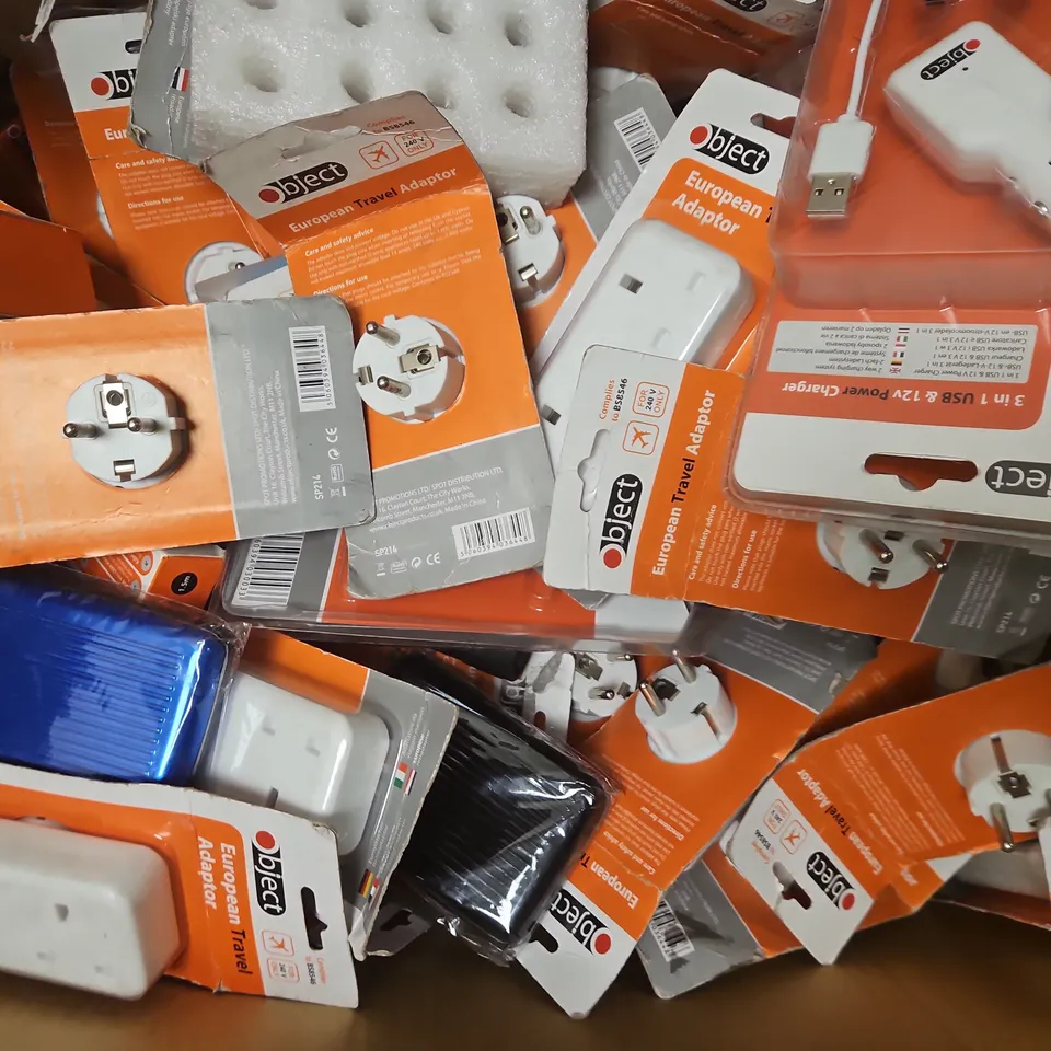 BOX OF APPROXIMATELY 30 HOUSEHOLD ELECTRICAL ITEMS TO INCLUDE USB CAR CHARGER, EUROPEAN TRAVEL ADAPTER, ETC
