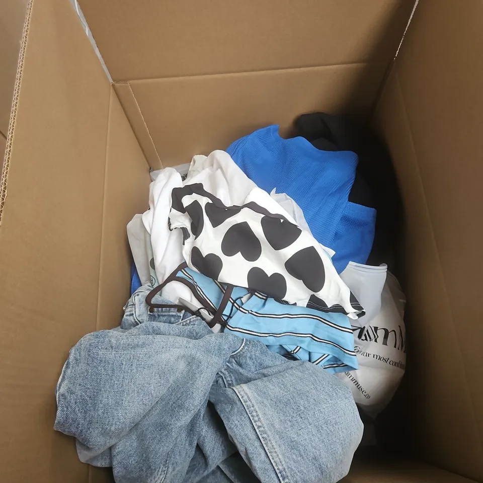 BOX OF APPROXIMATELY 15 ASSORTED CLOTHING ITEMS IN VARIOUS COLOURS, SIZES AND STYLES
