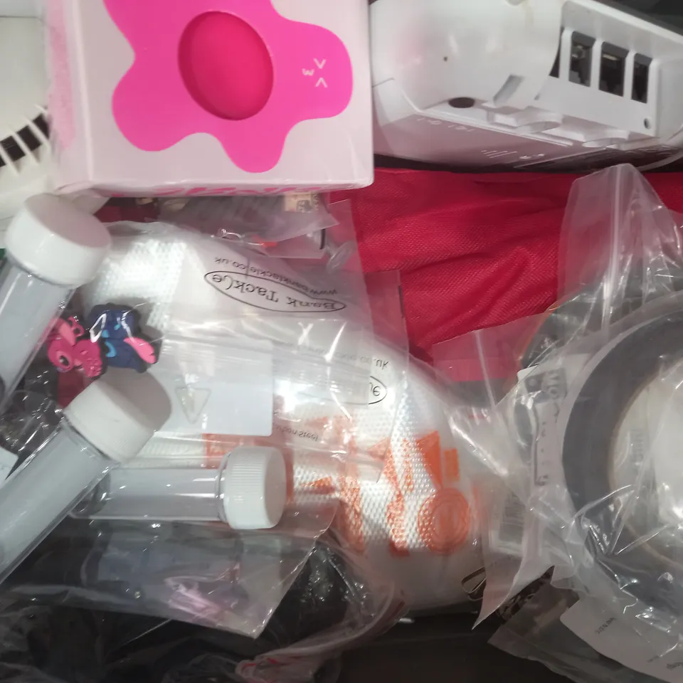 LOT OF APPROXIMATELY 10 ASSORTED HOUSEHOLD ITEMS TO INCLUDE CHARLOTTE ROSE HEATABLE SLEEP MASK, WINSOR & NEWTON PROMARKER, ETC