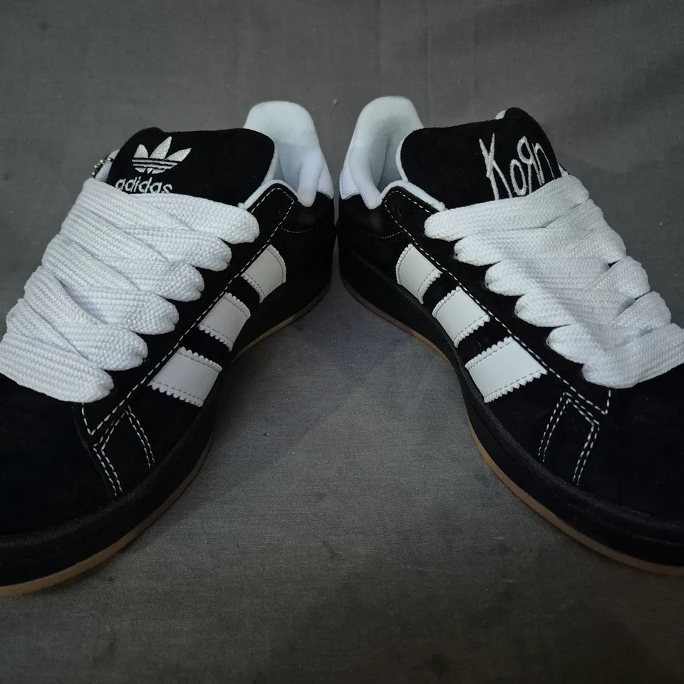 BOXED PAIR OF ADIDAS CAMPUS 00S KORN EDITION SHOES IN BLACK/WHITE UK SIZE 4.5