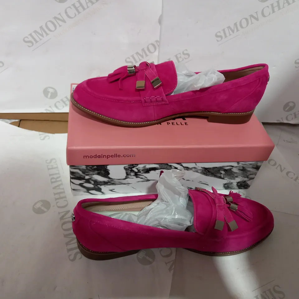 BOXED PAIR OF MODA HOT PINK TASSEL LOAFER  - SIZE 9