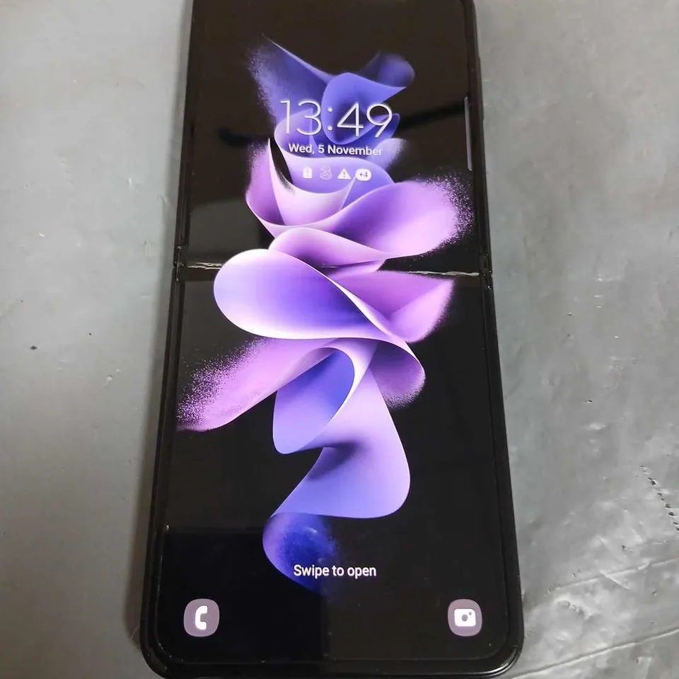 SAMSUNG GALAXY Z FLIP3 5G SM-F711B – BLACK/BRONZE (USED)