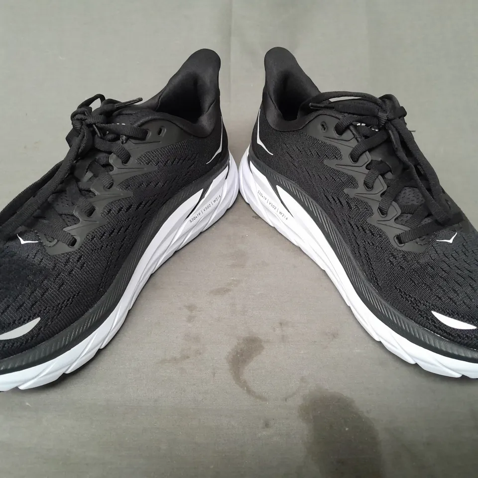 BOXED PAIR OF HOKA CLIFTON 8 SHOES IN BLACK/WHITE UK SIZE 5.5