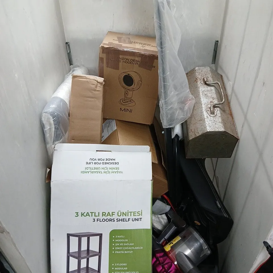 CAGE OF APPROXIMATELY 8 ASSORTED HOUSEHOLD ITEMS TO INCLUDE - WAFFLE THROW BLANKET, DYSON HAND HOOVER, AND SUPPORT PILLOWS ETC. - COLLECTION ONLY 