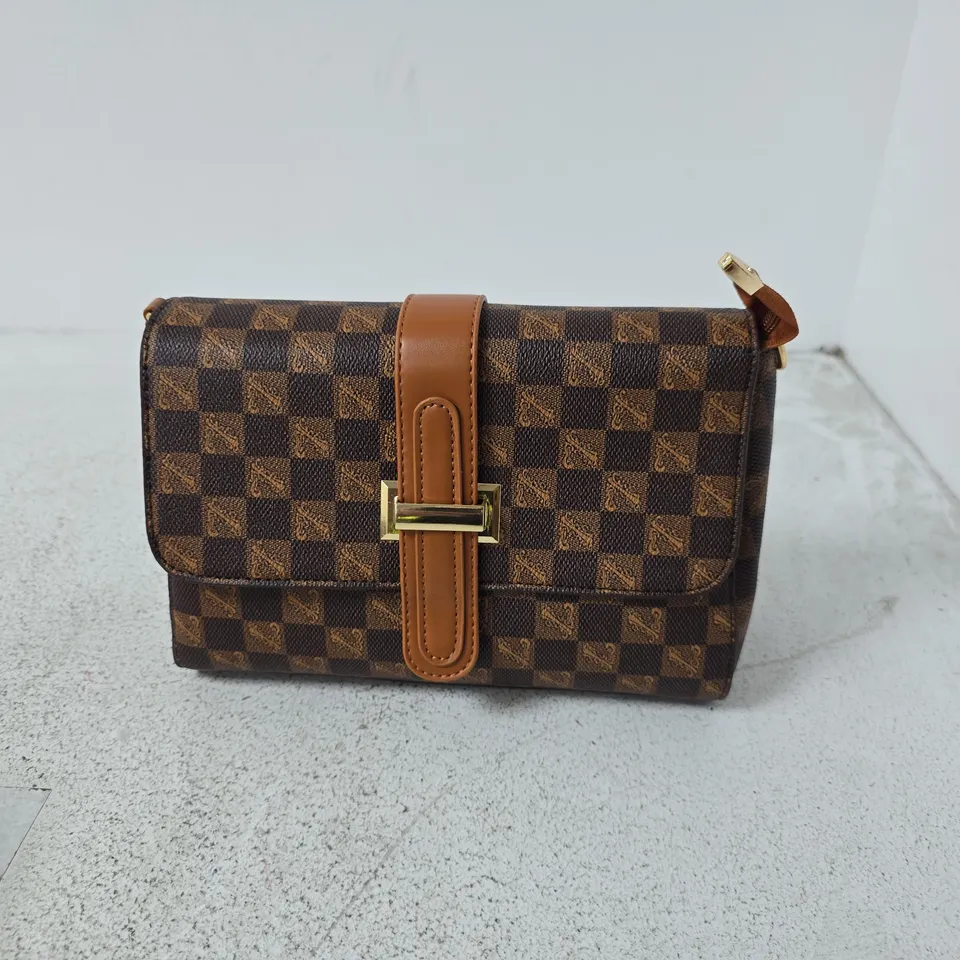 APPROXIMATELY 5 X CHECKERBOARD PATTERN HANDBAG WITH TAN LEATHER TRIM