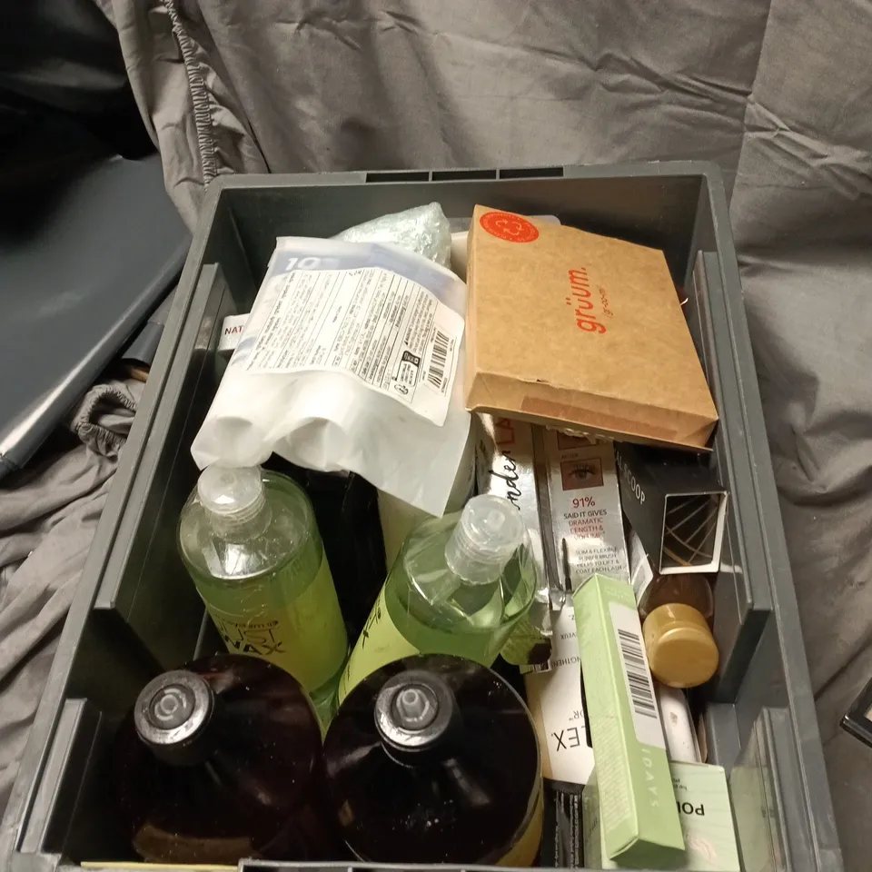 APPROXIMATELY 20 ASSORTED HEALTH AND BEAUTY ITEMS INCLUDING DOVE CALMING CARING BATH/AUSSIE SOS REPAIR AND REVIVE AND REVOLUTION MAKE UP