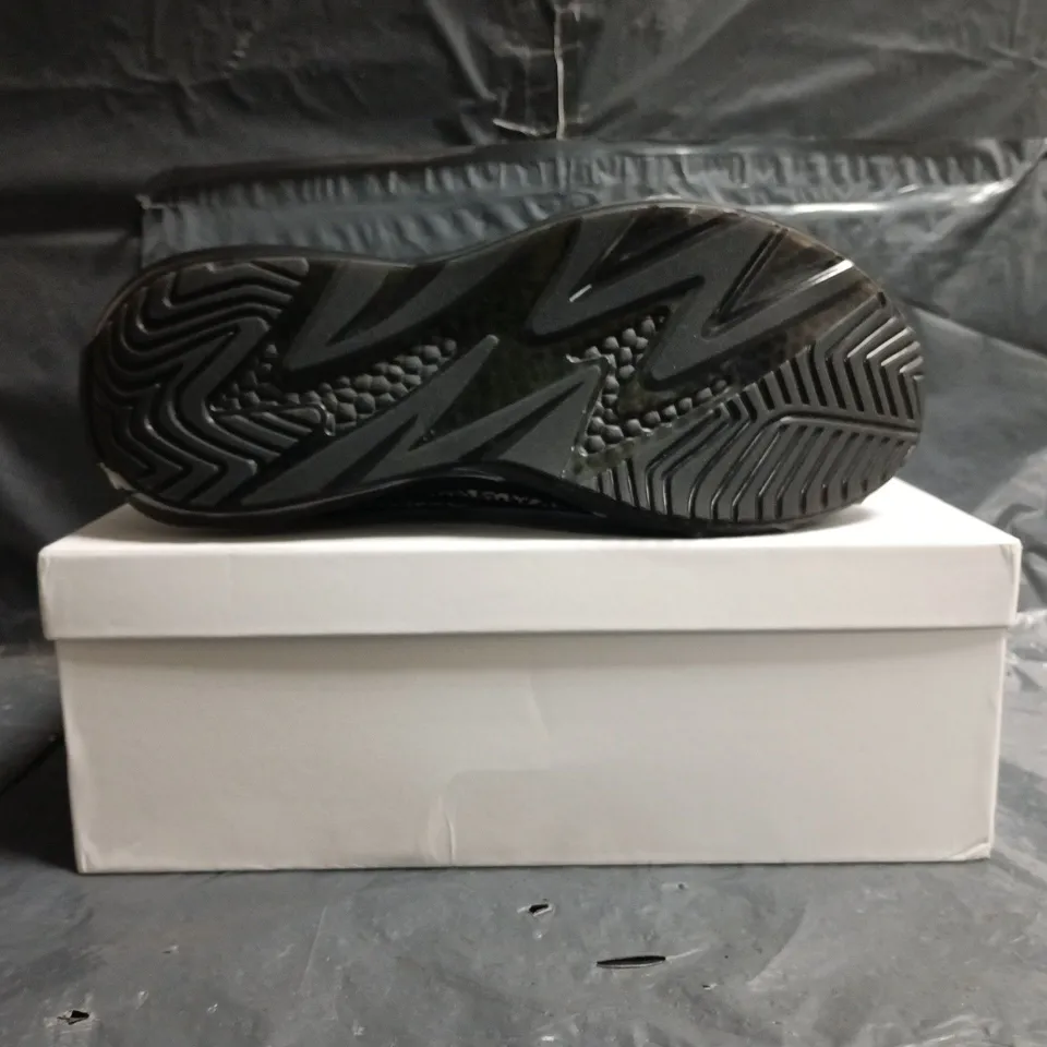 BOXED PAIR OF CONZURI VEXOR TRAINERS IN BLACK/WHITE SIZE 9.5