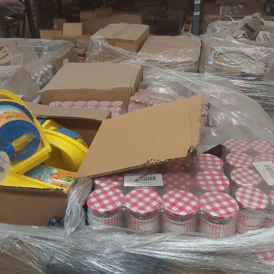 PALLET TO CONTAINING A VERY LARGE QUANTITY OF ASSORTED ITEMS INCLUDING: MIXING BOWLS, GLASS JARS ECT