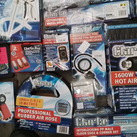 MIXED BOX OF TOOLS AND MACHINERY EQUIPMENT TO INCLUDE: HOT AIR GUN, RUBBER AIR HOSE, UNDER BODY SEAL GUN, AIR HAMMER SET, TYRE INFLATOR WITH PRESSURE GAUGE ETC.
