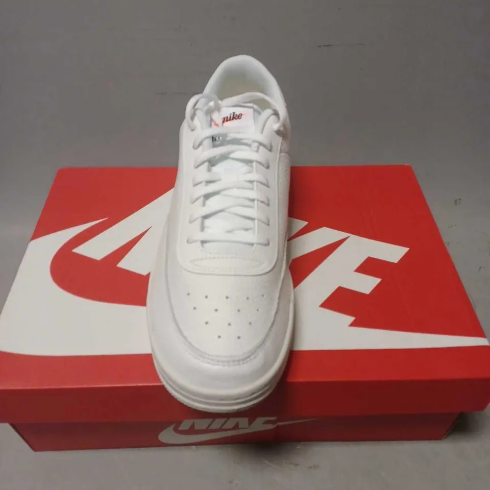 BOXED PAIR OF NIKE COURT VINTAGE TRAINERS IN WHITE - 10