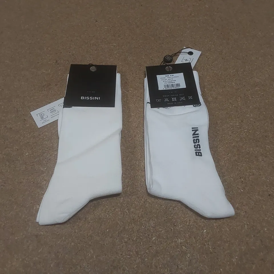 BOX TO CONTAIN APPROX 43 BRAND NEW PAIRS OF BISSINI CYCLING SOCKS - WHITE // SIZE: S-M // 1 PAIR PER PACK