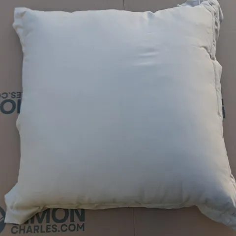 LOT OF 4 FILLED CUSHIONS INCLUDES 2X WHITE & 2X CREAM 