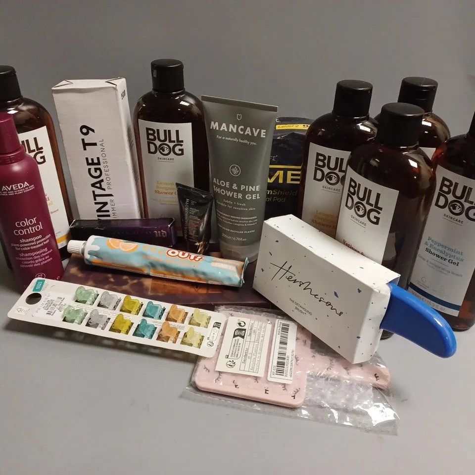 APPROXIMATELY 20 ASSORTED COSMETICS ITEMS TO INCLUDE BULLDOG SKINCARE SHOWER GEL (500ml), AVEDA COLOR CONTROL SHAMPOO (200ml), REVOLUTION PRO GODDESS GLOW HAND MIRROR, ETC