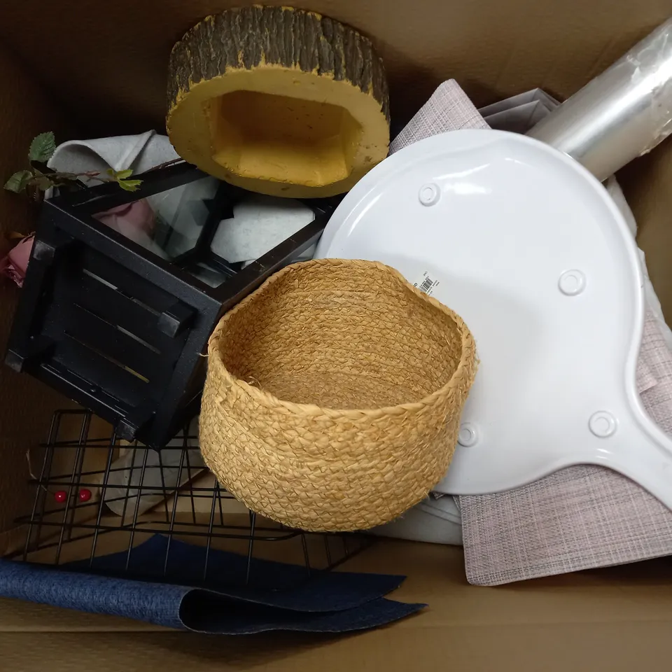 BOX OF APPROXIMATELY 10 ASSORTED HOUSEHOLD ITEMS TO INCLUDE LANTERN HOLDER, DECORATIVE LOG, ETC