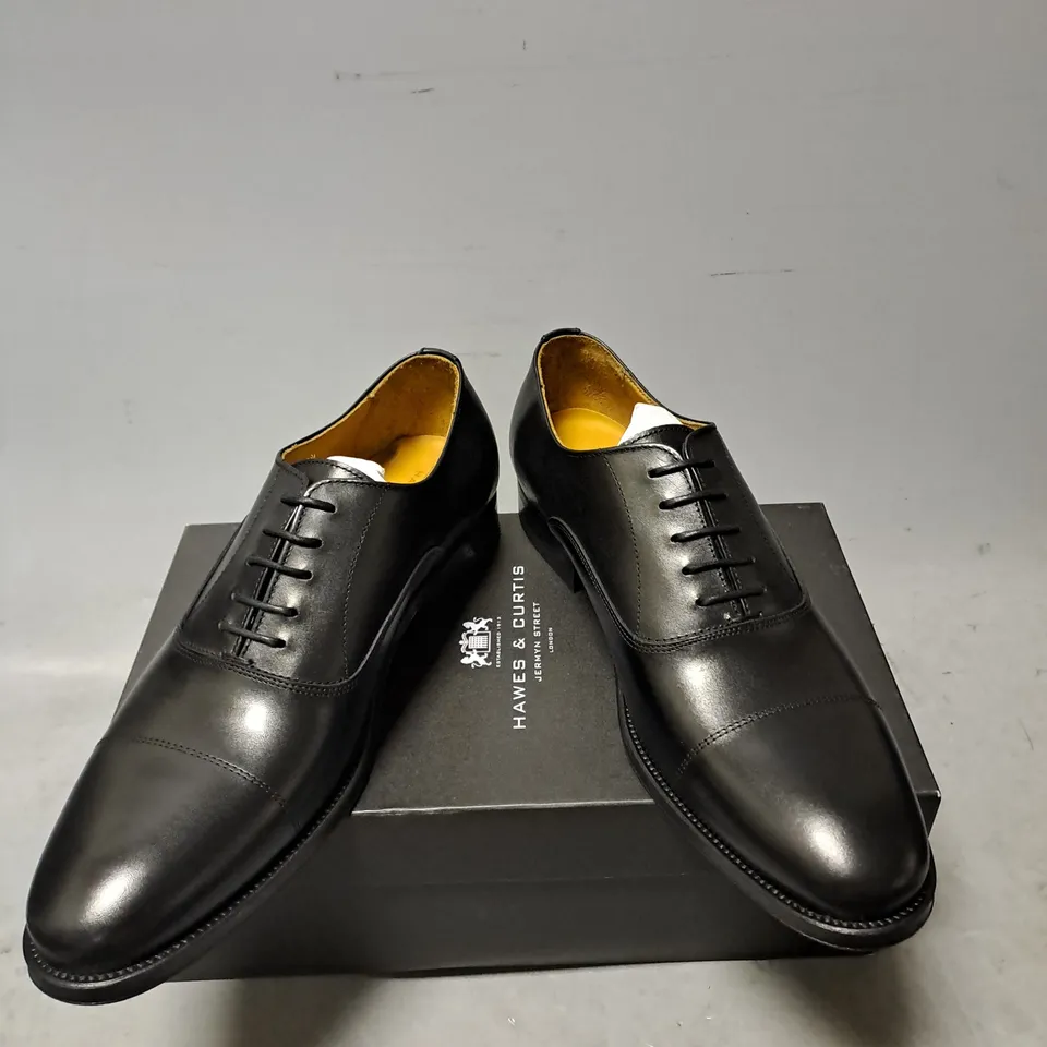 BOXED PAIR OF HAWES & CURTIS HUDSON OXFORD LEATHER DRESS SHOES IN BLACK SIZE 8